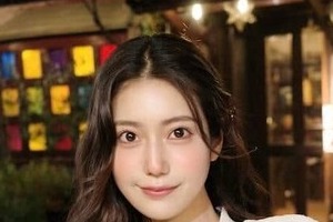 「令和の峰不二子」阿部なつき、ブルーのドレスで...色気にドキっ　「綺麗すぎてめまいが」衝撃的美しさ