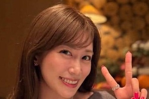 元NHK中川安奈アナ、ワインレッドのワンピで...片脚あげ「激カワ」ポージングにドキっ　「世界一かわいい」
