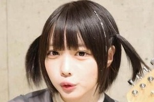 あのちゃん、「脚さいきょーに細く見える」ルーズソックスあわせ「激カワ」コーデ　首元は手作りマフラーで