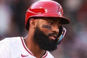 大谷翔平の元同僚...エンゼルス・アデル、恋人にプロポーズ成功！　肩寄せ合いラブラブ2ショット