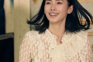 中谷美紀、グレーのパンツスーツ姿で髪かき上げ...変わらぬ美貌　年上夫と2ショット「幸せオーラが眩しい」