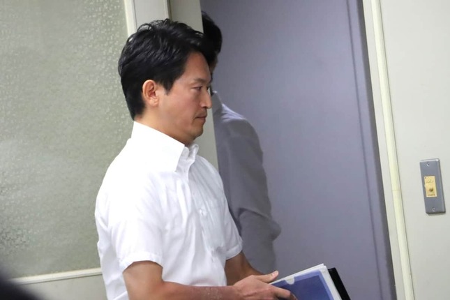 定例会見を終えて退席する斎藤元彦知事（2025年7月2日撮影）