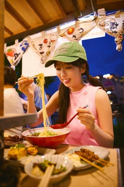 中洲の屋台ではラーメンを堪能（『渡部愛加里 1st写真集 シアワセ』（宝島社） 撮影／熊木優）