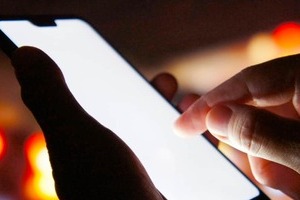 人気YouTuber、妻と子どもを盗撮した動画を投稿され激怒　「もう頭ヤバいやん」