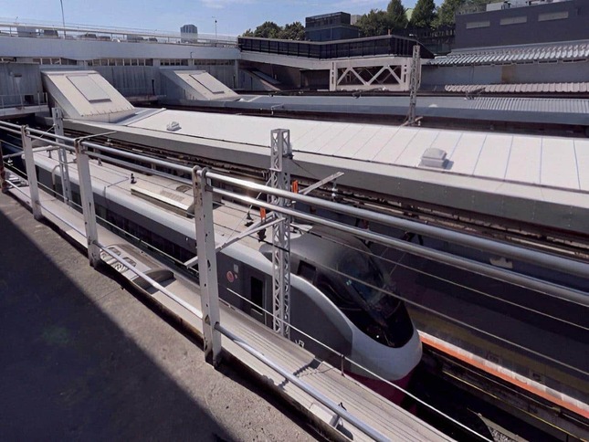 「キッズスペース」の窓から見える特急列車イメージ（リリースより）