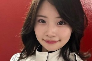 美女レーサー富下李央菜19歳、ロングヘアーで「激カワ」大反響　「かわいすぎる」「アイドルのよう」