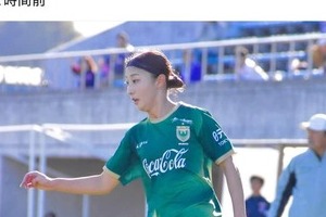 美女サッカー塩越柚歩、ミッキーカチューシャで「激カワ」ディズニー満喫　「バースデーシールももらえた」