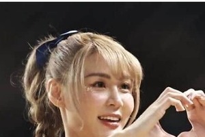 台湾の美女チア・サミー、ヘソ出し＆ミニスカコーデで「激カワ」　日本を満喫...カプセルホテル初体験