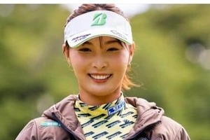 女子ゴルフの鶴岡果恋、黒ノースリーブでディナーへ...オトナの色気にドキっ　夜景の見える店内で