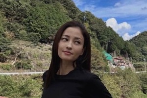 黒木メイサ、逆さアングル自撮りショット...ナチュラルな美しさダダ漏れ　「かわいすぎます」