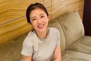 高岡早紀、華奢な肩をのぞかせ...黒パンツドレス姿で圧倒的美貌　「ホントにキレイ」「いつまでもお美しい」