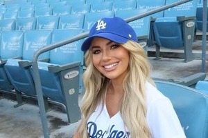 ドジャース・フリーマンの元モデル美人妻、神スタイルの私服デニムコーデ　家族ショットで全開笑顔