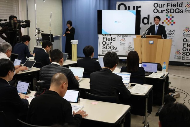 大勢の記者が参加する斎藤元彦知事の定例会見（2025年3月27日撮影）