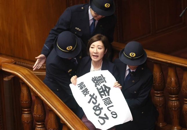 れいわ新選組の大石晃子共同代表。石破内閣発足時には衆院本会議場でパフォーマンスを展開した（写真：つのだよしお/アフロ）