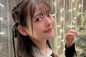 人気声優・上坂すみれ、赤ニットワンピ×黒タイツの破壊力　「ポージングが神すぎる！！」「やっぱり天使だ」