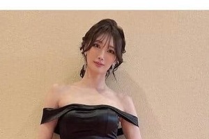赤井沙希、艶やかブラックドレスで色気ダダ漏れ...ハイキックのポーズも　「ギャップが最高」