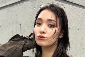 剛力彩芽、膝上ショーパン×ロングブーツの私服コーデでかわいさ限界突破　「カメラ目線にキューン」