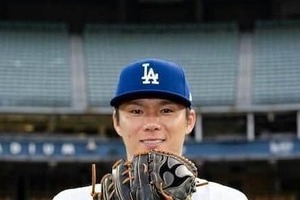 ドジャース山本由伸＆八村塁のスーパースター豪華2ショ　チェック柄私服の山本、レイカーズ特別ユニを手に