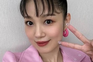 西野カナ、膝上ミニスカ×スウェットの「激カワ」コーデ...片足上げポーズで　「Sサイズ着たで」