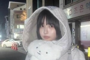 あのちゃん、グレーのミニ丈ワンピ×もふもふ厚底シューズで　遊園地楽しむ「激カワ」ショット