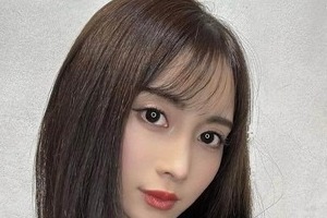 夫はプロ野球選手...森咲智美、ミニスカコーデで親子ディズニー満喫　ミニーちゃんカチューシャで「激カワ」