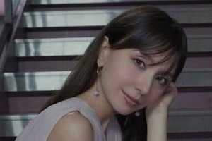 May J．「大人可愛い、ふわふわBLACKドレス」で美貌ダダ漏れ　「めちゃめちゃ綺麗」「可愛すぎます」