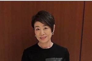 安藤優子67歳、ショーパン×ジャケット真っ赤なセットアップで...美貌ダダ漏れ　バッグはシャネル