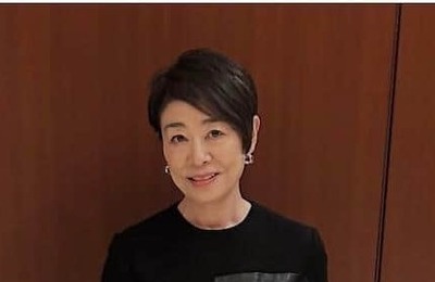安藤優子67歳、ショーパン×ジャケット真っ赤なセットアップで...美貌ダダ漏れ　バッグはシャネル