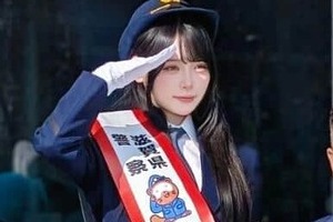 フォロワー480万超...21歳TikTokerが「美しすぎ」　警官姿に絶賛の嵐「可愛い過ぎてAIかと」