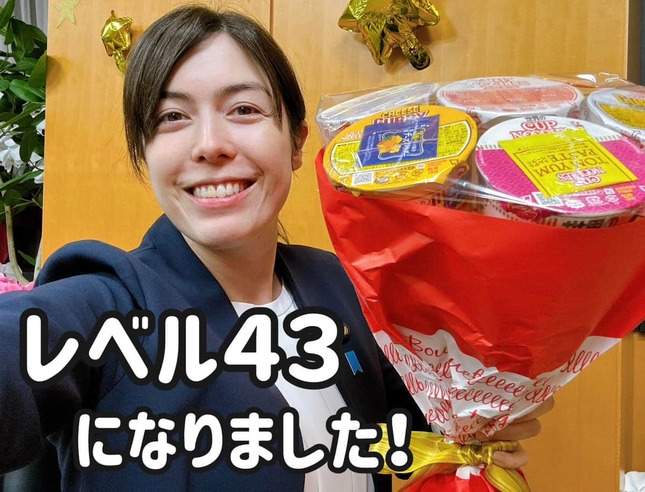 「レベル43」になった小野田紀美経済安保担当相。Xに記念写真を投稿した