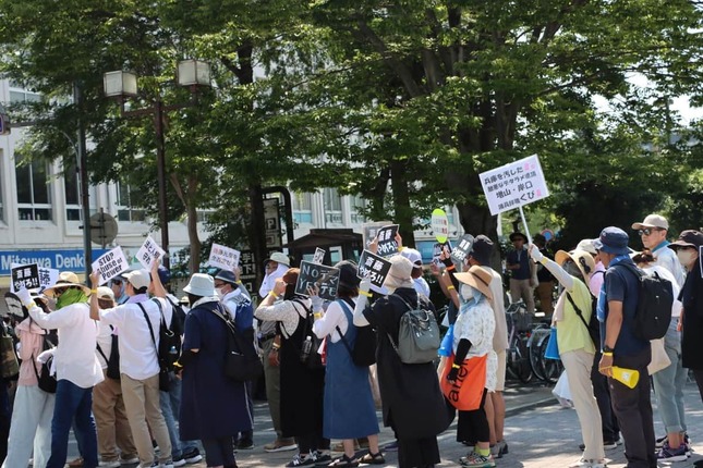斎藤元彦知事の辞職を求めるデモ行進（2025年6月29日、兵庫県姫路市）