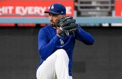 ドジャース・スネルの美人妻、シャネルのホットパンツコーデで美貌ダダ漏れ　エルメスのバッグを手に