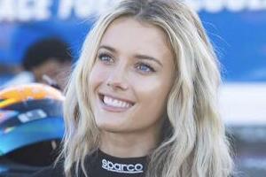 美女レーサーのリンジー・ブルワー、タイトなドレスで異次元の美しさ　レーシングスーツ姿と雰囲気変わって