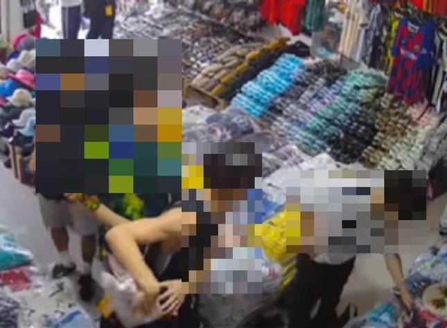 商品をバッグに突っ込む別の少年（真ん中、ネット投稿の動画から）