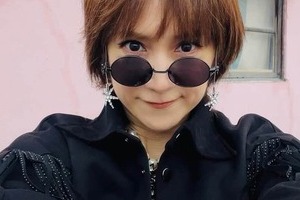 鈴木蘭々、前下がりボブスタイルの「激カワ」近影が話題に　「メガネも可愛い」「髪色も可愛い」