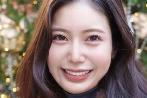 「令和の峰不二子」阿部なつき、ベージュのロングドレスで...異次元スタイルの美貌　「目が離せなくなる」