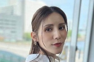 父親は元チャゲアスASKA...宮崎薫、艶やか肩出しドレスで高級車に　「美しすぎます」色気ダダ漏れ