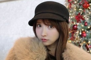 三上悠亜、膝上ミニスカ×ファーのアウター冬コーデの破壊力　「どんどん可愛くなってない？」
