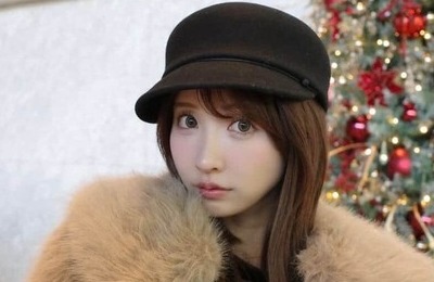 三上悠亜、膝上ミニスカ×ファーのアウター冬コーデの破壊力　「どんどん可愛くなってない？」