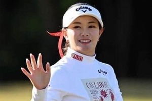 女子ゴルフの河本結、チョコレート色の膝上ミニ丈ふわふわワンピの「激カワ」コーデ　「うわーオシャレ」