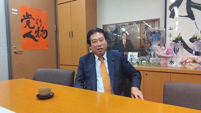 福島伸享氏のプロフィール　4人の無所属議員で構成する「有志の会」のメンバー。2009年民主党から初当選。東大農学部農業経済学科卒、経産省（当時の通産省）入省。衆院選挙制度の抜本改革を目指す超党派議連（約200人）幹事長。（菅沼栄一郎撮影）