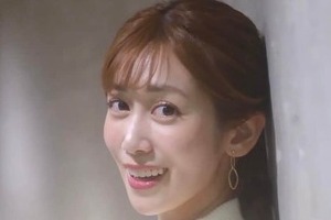 元NHK中川安奈アナ、細身デニム×紫ニットで...異次元スタイルの衝撃　「相変わらずお美しい！」