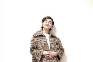 香坂みゆき、カラフルなストールあわせ...冬のおしゃれで「お買い物」　「あまりの素敵さに二度見！」