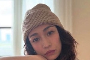 佐田真由美、タイトなワンピで異次元スタイル炸裂　髪かきあげる仕草...色気にドキっ「全て美しい」