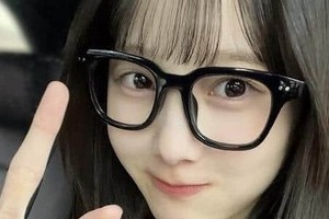 本田紗来、膝上フリルミニ×ふわもこアウターの「激カワ」コーデにドキっ　Xmasディズニー楽しむ