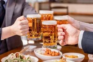 「職場の忘年会」出席するのは約半数、6割が「1次会で帰る」　オフィスで開催が人気を集める事情