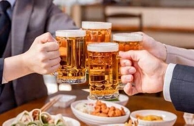 「職場の忘年会」出席するのは約半数、6割が「1次会で帰る」　オフィスで開催が人気を集める事情