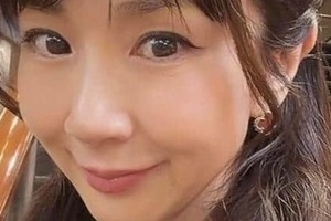ほしのあき、たっぷりフリルの白ミニ丈ワンピ×ブーツのコーデで　「可愛いすぎます」色気にドキっ