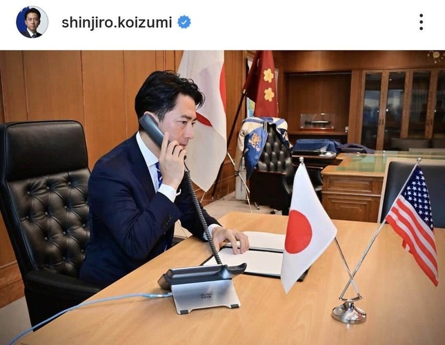 小泉進次郎防衛相が、アメリカ・ヘグセス国防長官と電話会談した模様を、自身のインスタグラムに公開。奥に「お揃いのスカジャン」が見える