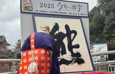 「冬眠しないクマ」スキー場に出た！温泉も油断できない　親がいない子グマが冬の街を徘徊し続ける